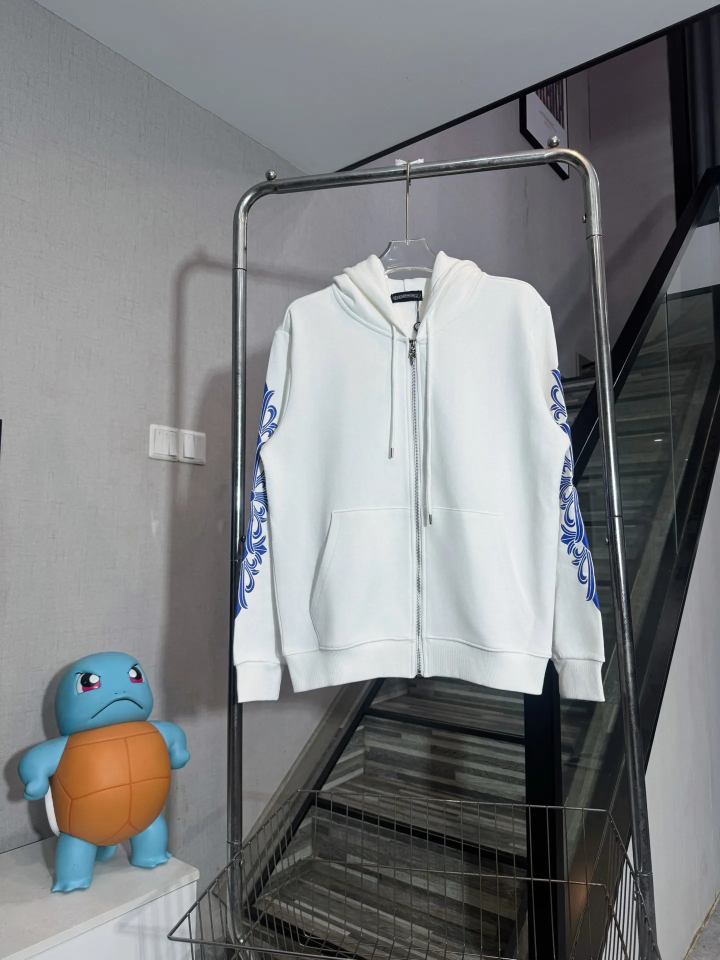 P300 model number: HE390 Chromehearts-Chrome heart blue printed hooded zipper jacket The fabric is made of 420g high-weight pure cotton double-yarn terry fabric. The upper body is warm and comfortable, and the hand feels delicate and smooth. The printing on the back of the arms is made with white ink direct injection process. The blue and white contrasting design highlights the characteristics of the clothes. The original puller zipper of the original Croxin hardware is customized. The threads of the arm hem are elastic threads of the same color in the same cylinder. It is made by a large factory and has the original original label. It is complete with three labels. You can buy it with confidence.  Color: White Size: S M L XL